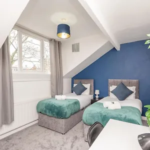 Leeds 4-bed House - Sleeps 9 Free Parking & Wifi Holiday home