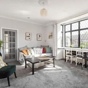 https://lovely-3bed-house-private-parking.edinburghhotelsuk.org