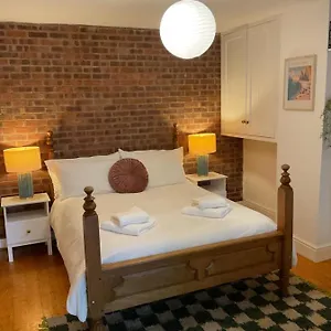 Rock -near Centre-free On Street Parking-free Wi-fi Apartment