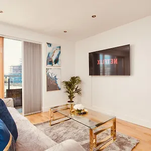 King Deluxe Large Space& Free Parking! No Balcony Apartment