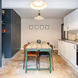 https://stunning-basement-flat-in-central-location.tophotelsbath.com