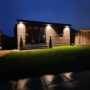 T-i-g-h The Coziest Place Wifi & Netflix Near Roundhay Holiday home