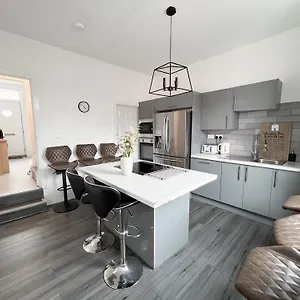 Modern 4 Bed En-suite House In Leeds - Free Parking Apartment